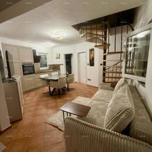 Prodaja - renovirana kuća na odličnoj lokaciji s dva apartmana i predivnim pogledom , Medulin!