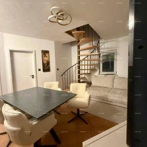 Prodaja - renovirana kuća na odličnoj lokaciji s dva apartmana i predivnim pogledom , Medulin!