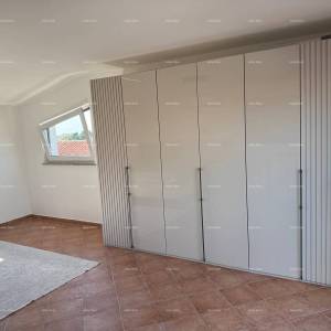 Prodaja - renovirana kuća na odličnoj lokaciji s dva apartmana i predivnim pogledom , Medulin!