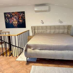 Prodaja - renovirana kuća na odličnoj lokaciji s dva apartmana i predivnim pogledom , Medulin!