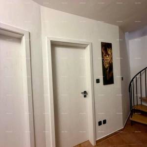 Prodaja - renovirana kuća na odličnoj lokaciji s dva apartmana i predivnim pogledom , Medulin!