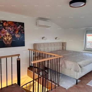 Prodaja - renovirana kuća na odličnoj lokaciji s dva apartmana i predivnim pogledom , Medulin!