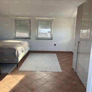 Prodaja - renovirana kuća na odličnoj lokaciji s dva apartmana i predivnim pogledom , Medulin!