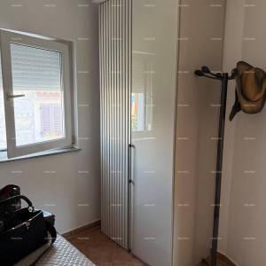 Prodaja - renovirana kuća na odličnoj lokaciji s dva apartmana i predivnim pogledom , Medulin!