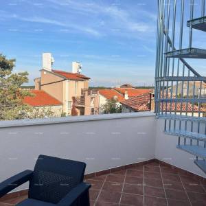 Prodaja - renovirana kuća na odličnoj lokaciji s dva apartmana i predivnim pogledom , Medulin!