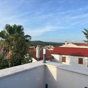 Prodaja - renovirana kuća na odličnoj lokaciji s dva apartmana i predivnim pogledom , Medulin!