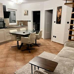 Prodaja - renovirana kuća na odličnoj lokaciji s dva apartmana i predivnim pogledom , Medulin!