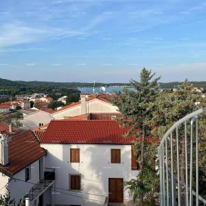 Prodaja - renovirana kuća na odličnoj lokaciji s dva apartmana i predivnim pogledom , Medulin!