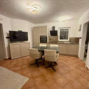 Prodaja - renovirana kuća na odličnoj lokaciji s dva apartmana i predivnim pogledom , Medulin!