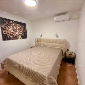 Prodaja - renovirana kuća na odličnoj lokaciji s dva apartmana i predivnim pogledom , Medulin!