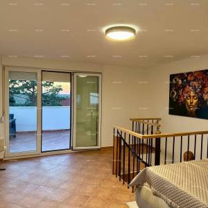 Prodaja - renovirana kuća na odličnoj lokaciji s dva apartmana i predivnim pogledom , Medulin!