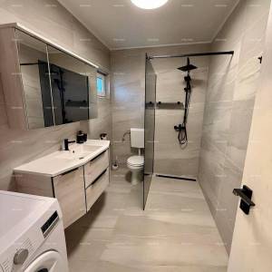 Prodaja - renovirana kuća na odličnoj lokaciji s dva apartmana i predivnim pogledom , Medulin!