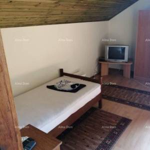 Prodaja - Samostojeća kuća na lijepo i uređenoj okućnici, Kaštel!