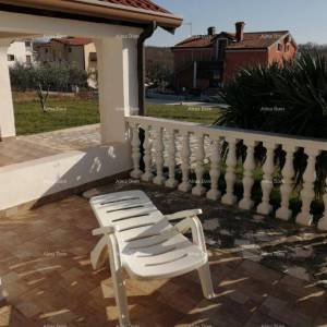 Prodaja - Samostojeća kuća na lijepo i uređenoj okućnici, Kaštel!