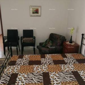 Prodaja - Samostojeća kuća na lijepo i uređenoj okućnici, Kaštel!