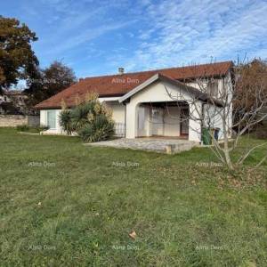 Prodaja - Samostojeća kuća na lijepo i uređenoj okućnici, Kaštel!