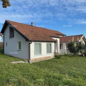 Prodaja - Samostojeća kuća na lijepo i uređenoj okućnici, Kaštel!