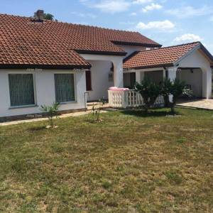 Prodaja - Samostojeća kuća na lijepo i uređenoj okućnici, Kaštel!