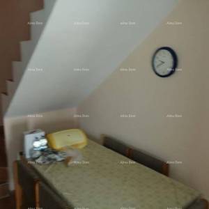 Prodaja - Samostojeća kuća na lijepo i uređenoj okućnici, Kaštel!