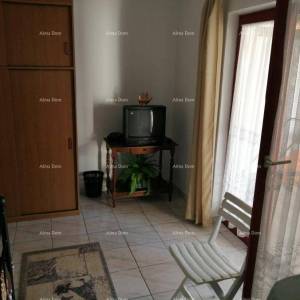 Prodaja - Samostojeća kuća na lijepo i uređenoj okućnici, Kaštel!