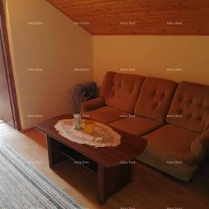 Prodaja - Samostojeća kuća na lijepo i uređenoj okućnici, Kaštel!