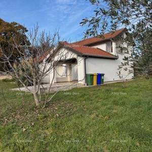 Prodaja - Samostojeća kuća na lijepo i uređenoj okućnici, Kaštel!