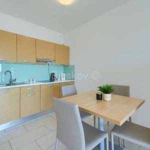 Prodaja, Seget Donji, kuća s apartmanima i zemljištem 