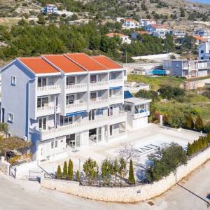 Prodaja, Seget Donji, kuća s apartmanima i zemljištem 