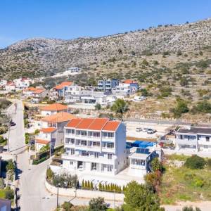 Prodaja, Seget Donji, kuća s apartmanima i zemljištem 