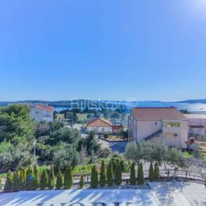 Prodaja, Seget Donji, kuća s apartmanima i zemljištem 