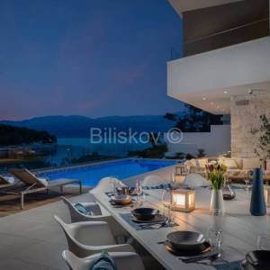 Prodaja, Splitska, Luksuzna vila, prvi red do mora