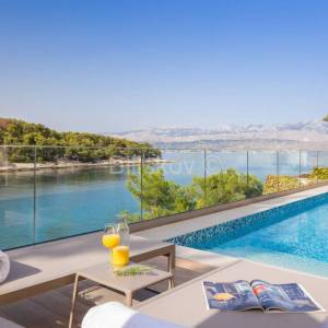 Prodaja, Splitska, Luksuzna vila, prvi red do mora