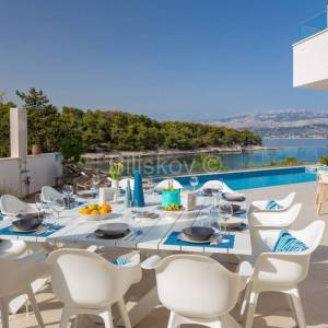 Prodaja, Splitska, Luksuzna vila, prvi red do mora