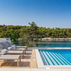 Prodaja, Splitska, Luksuzna vila, prvi red do mora