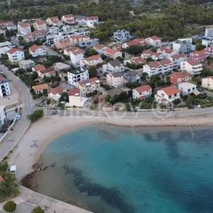 Prodaja, Srima, trosobni stan u prizemlju, 50 m od mora