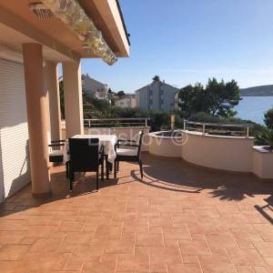 Prodaja, Stara Novalja, samostojeća dvoetažna kuća, prvi red do mora