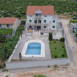 Prodaja, Trogir, Plano, kuća sa bazenom i pogledom na more