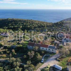 Prodaja, Vis, Komiža, kamena kuća s velikim zemljištem