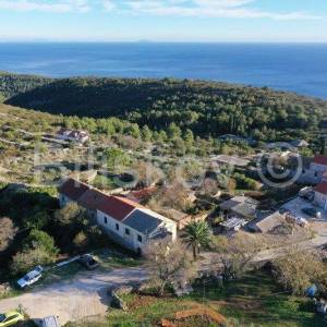 Prodaja, Vis, Komiža, kamena kuća s velikim zemljištem
