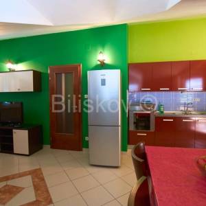 Prodaja, Vodice, dva samostojeća apartmanska objekta