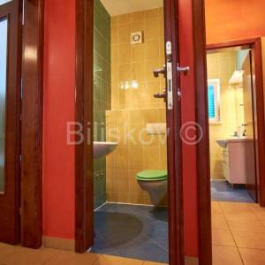 Prodaja, Vodice, dva samostojeća apartmanska objekta