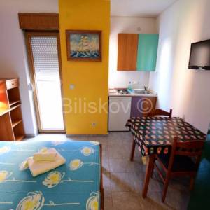 Prodaja, Vodice, dva samostojeća apartmanska objekta