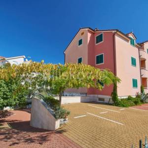 Prodaja, Vodice, dva samostojeća apartmanska objekta