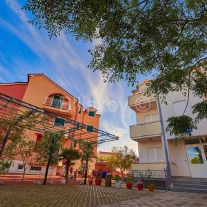 Prodaja, Vodice, dva samostojeća apartmanska objekta