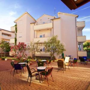 Prodaja, Vodice, dva samostojeća apartmanska objekta