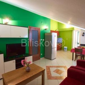 Prodaja, Vodice, dva samostojeća apartmanska objekta