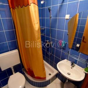 Prodaja, Vodice, dva samostojeća apartmanska objekta