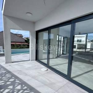 Prodaja, Vodice, novoizgrađen dvojni objekt, 2 etaže, vrt, bazen