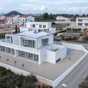 Prodaja, Vodice, novoizgrađen dvojni objekt, 2 etaže, vrt, bazen