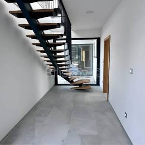 Prodaja, Vodice, novoizgrađen dvojni objekt, 2 etaže, vrt, bazen